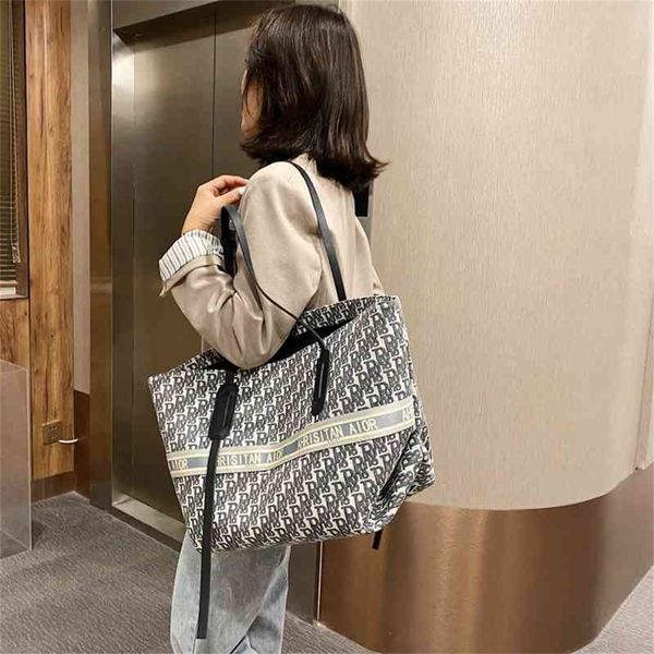 design portable tote bag simple large capacity bag women's 2020 new fashion denim shoulder bag handbags
design portable tote bag simple large capacity bag women's 2020 new fashion denim shoulder bag handbags