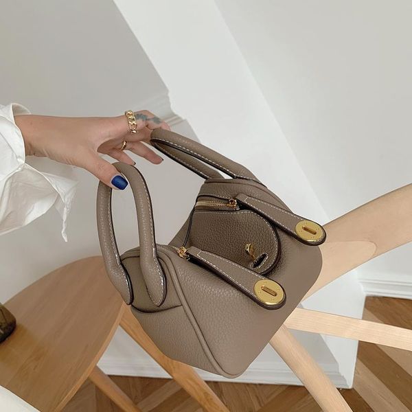 2020 fashion women's handbags brand designer women pu leather bucket handbag casual solid color lady's bag shoulder bags
2020 fashion women's handbags brand designer women pu leather bucket handbag casual solid color lady's bag shoulder bags