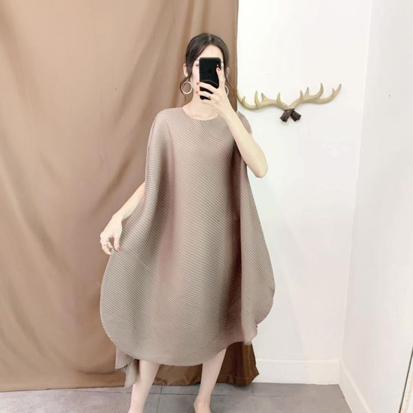 2021 new pattern fashion short sleeve pleated round collar solid color vintage mid-calf length loose the dress at138, Black;gray
2021 new pattern fashion short sleeve pleated round collar solid color vintage mid-calf length loose the dress at138, Black;gray