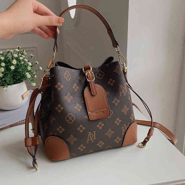 2022 factory wholesale small bags are popular this year. women's autumn and winter high-grade one shoulder messenger bag tide portable
2022 factory wholesale small bags are popular this year. women's autumn and winter high-grade one shoulder messenger bag tide portable