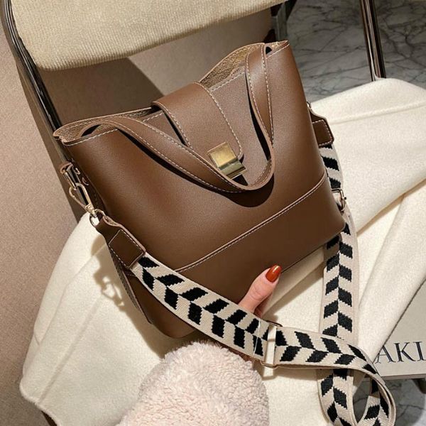 cross body special belt retro large-capacity bucket bag handbags women's 2021 style fashion all-match simple shoulder tote
cross body special belt retro large-capacity bucket bag handbags women's 2021 style fashion all-match simple shoulder tote