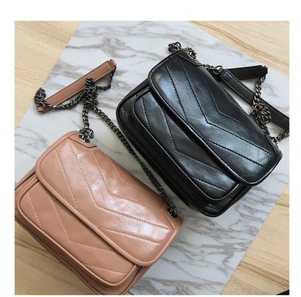 women's trend has difference fashion lingge head layer cow leather single shoulder slant span bag
women's trend has difference fashion lingge head layer cow leather single shoulder slant span bag