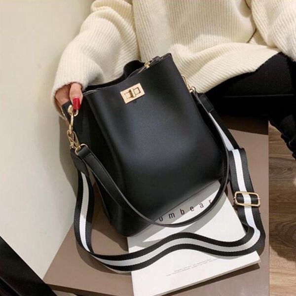 2020 brand designer women pu leather handbag shoulder messenger bag ladies large capacity broadband fashion solid bucket bag
2020 brand designer women pu leather handbag shoulder messenger bag ladies large capacity broadband fashion solid bucket bag