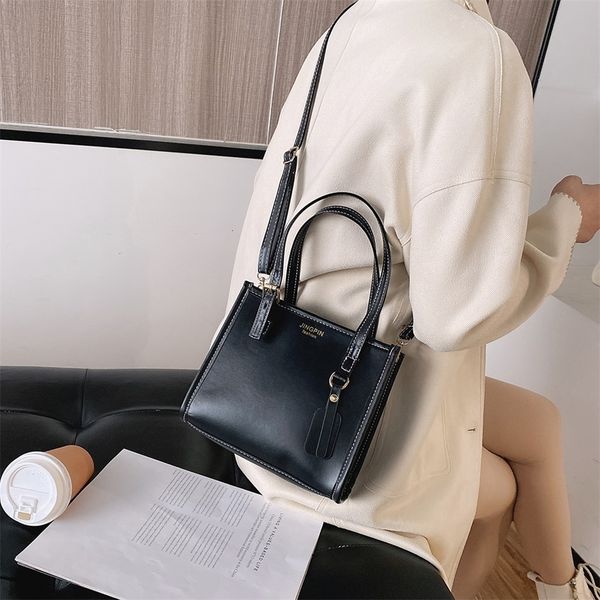 solid color shoulder messenger bag women fashion simple pu leather crossbody bags street female handbags totes bags 2021 trend
solid color shoulder messenger bag women fashion simple pu leather crossbody bags street female handbags totes bags 2021 trend