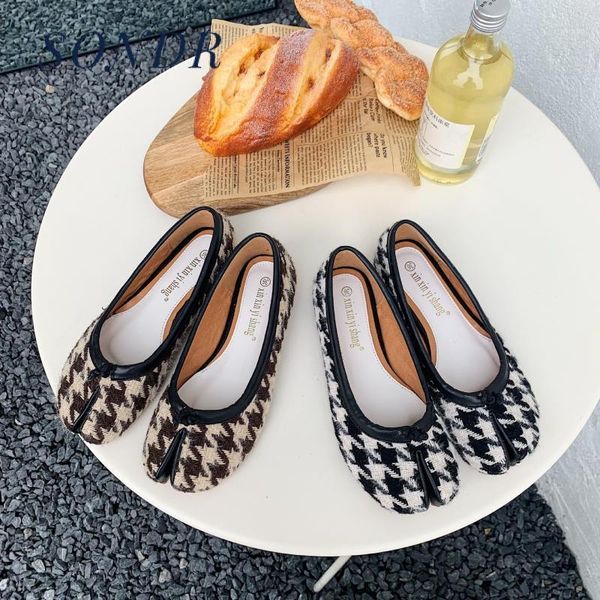 2020 new fashion summer women split toe check trotter shoes casual shallow mouth round toe holiday flat shoes1, Black 
2020 new fashion summer women split toe check trotter shoes casual shallow mouth round toe holiday flat shoes1, Black