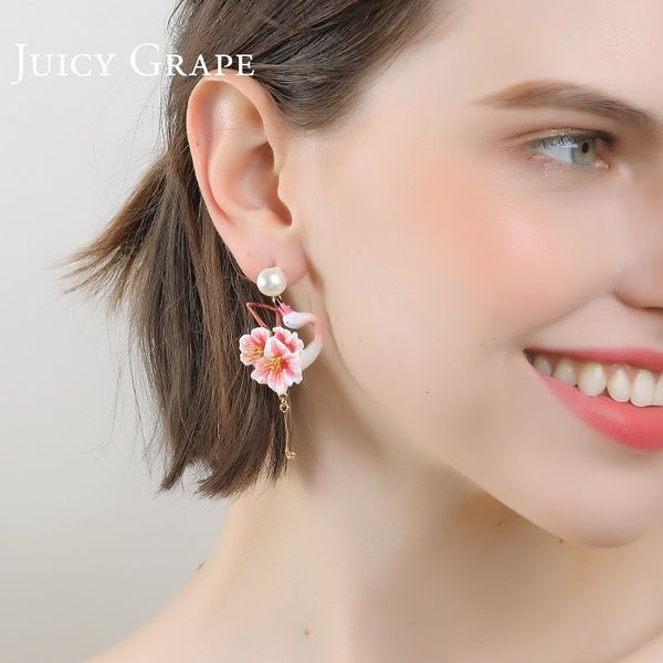 juicy grape's flower flamingo women pearl stud temperament resort wind no ear-hole clip on earrings, Golden;silver
juicy grape's flower flamingo women pearl stud temperament resort wind no ear-hole clip on earrings, Golden;silver