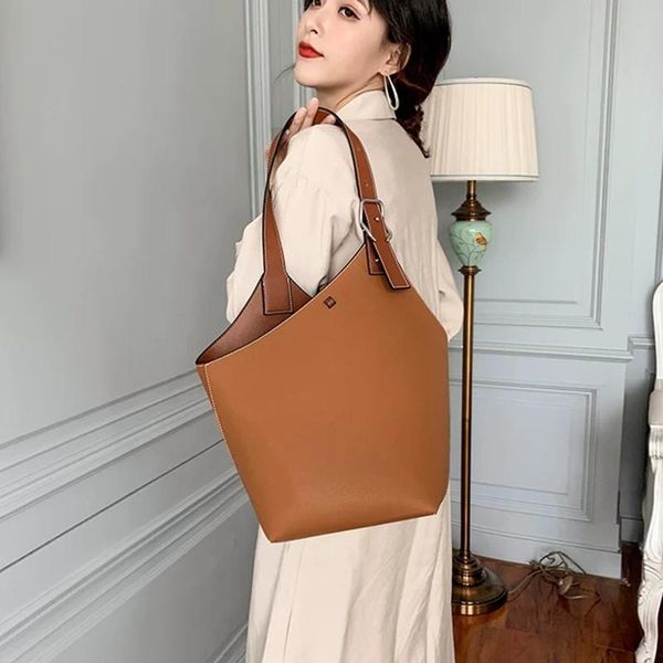 autumn and winter new korean style large-capacity handbag designer ladies shoulder bag fashion leather handbag shoulder bag
autumn and winter new korean style large-capacity handbag designer ladies shoulder bag fashion leather handbag shoulder bag