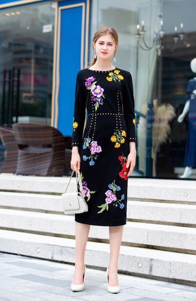 early autumn new style, europe station high-end custom - made round collar nail drill embroidery rose embroidered dress with buttock
early autumn new style, europe station high-end custom - made round collar nail drill embroidery rose embroidered dress with buttock