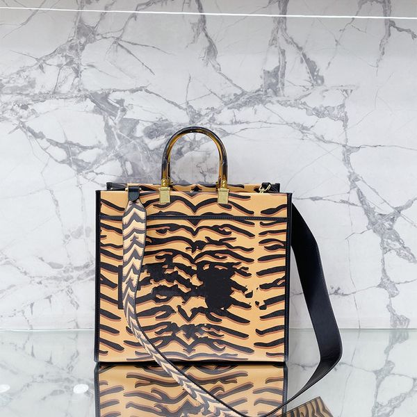 spring and summer tiger print tote shopping bags tortoiseshell handle leather famous designer handbag large capacity 35cm messenger bag luxu
spring and summer tiger print tote shopping bags tortoiseshell handle leather famous designer handbag large capacity 35cm messenger bag luxu
