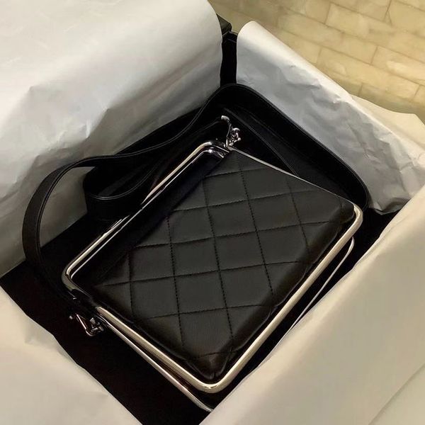 2020 new metal frame dinner bag 173200 import lamb graceful bag loulou bag soft restoring ancient ways is very good bags
2020 new metal frame dinner bag 173200 import lamb graceful bag loulou bag soft restoring ancient ways is very good bags