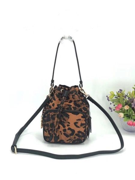 drawstring сумка drawstring сумка для женщин водонепроницаемой холста ведро леди сумка телефона кошелек мода сумки цепь плеча сумка сумка
drawstring сумка drawstring сумка для женщин водонепроницаемой холста ведро леди сумка телефона кошелек мода сумки цепь плеча сумка сумка
