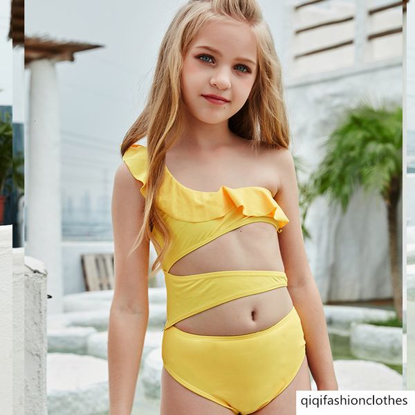 2021 fanwai single children's fashion shoulder girls' triangle hollowed out one piece swimsuit, White;black
2021 fanwai single children's fashion shoulder girls' triangle hollowed out one piece swimsuit, White;black