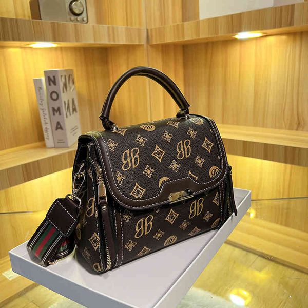 2022 factory wholesale small bag spring versatile ins net red fashion wide shoulder strap women's portable single shoulder messenger ba
2022 factory wholesale small bag spring versatile ins net red fashion wide shoulder strap women's portable single shoulder messenger ba