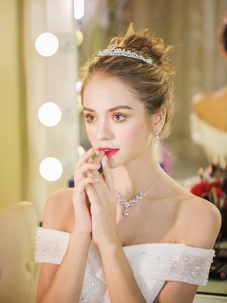 bridal crown headdress necklace three piece set 2020 new korean hairdressing dress wedding accessories, Silver
bridal crown headdress necklace three piece set 2020 new korean hairdressing dress wedding accessories, Silver