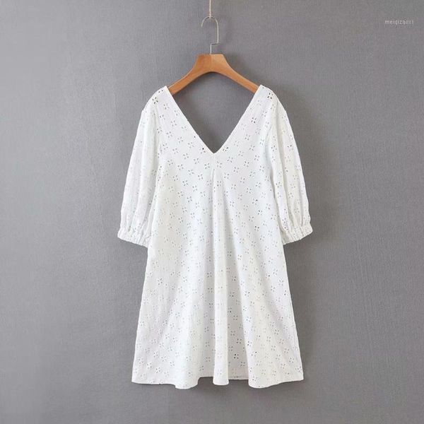 2020 women elegant v neck hollow out embroidery white mini dress femme leisure back v straight vestidos casual dresses ds35091, Black;gray
2020 women elegant v neck hollow out embroidery white mini dress femme leisure back v straight vestidos casual dresses ds35091, Black;gray