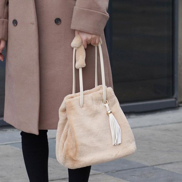 плюшевые crossbody сумка для женщин большой емкости женщина crossbody мешок плеча bucket 2020 стильный solid color winter bolsos mujer
плюшевые crossbody сумка для женщин большой емкости женщина crossbody мешок плеча bucket 2020 стильный solid color winter bolsos mujer