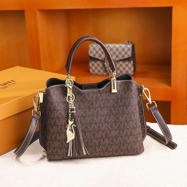 hong kong capacity 2020 new high end leather hand-held women's fashion messenger bag
hong kong capacity 2020 new high end leather hand-held women's fashion messenger bag