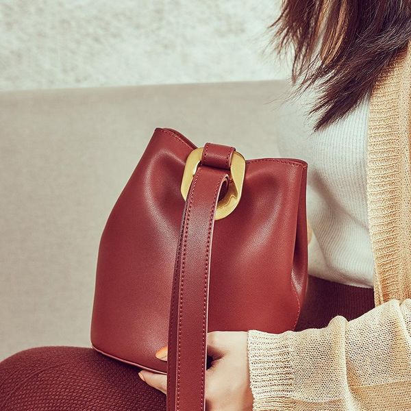 new 2020 spring and summer fashion temperament bucket bag autumn and winter messenger bag shoulder handbag
new 2020 spring and summer fashion temperament bucket bag autumn and winter messenger bag shoulder handbag