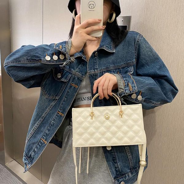 shoulder bags fashion lattice pattern messenger bag women pu metal ring handle pouch 2021 trend ladies handbag
shoulder bags fashion lattice pattern messenger bag women pu metal ring handle pouch 2021 trend ladies handbag