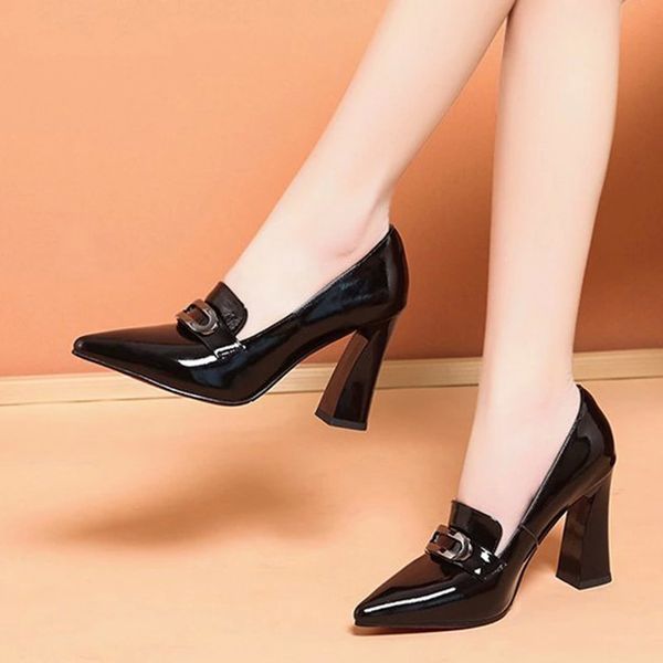 2021 new high heels dress shoes pointed toe woman pumps black patent leather chain slip on square heel zapatos mujer 8941n #bk9e 
2021 new high heels dress shoes pointed toe woman pumps black patent leather chain slip on square heel zapatos mujer 8941n #bk9e