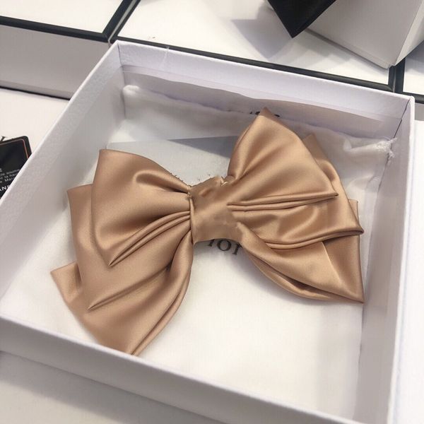 2020 latest bow hair clips super sweet and workmanship details. your fine products, wild texture, high-grade salt and sweet, Golden;white
2020 latest bow hair clips super sweet and workmanship details. your fine products, wild texture, high-grade salt and sweet, Golden;white