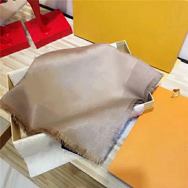 140x140cm silk and wool scarves autumn and winter scarf man women shawl square neck letter flower clover scarf highly quality, Blue;gray
140x140cm silk and wool scarves autumn and winter scarf man women shawl square neck letter flower clover scarf highly quality, Blue;gray