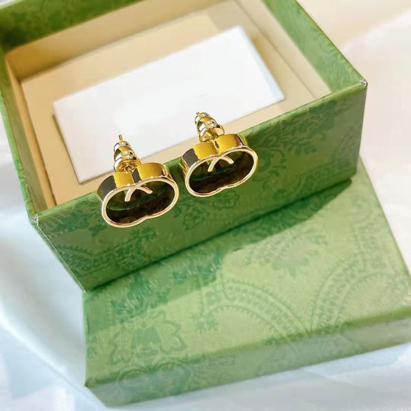 2021 new fashion 18k gold stud earrings aretes ladies simple personality letter brand designer earring with box, Golden;silver
2021 new fashion 18k gold stud earrings aretes ladies simple personality letter brand designer earring with box, Golden;silver
