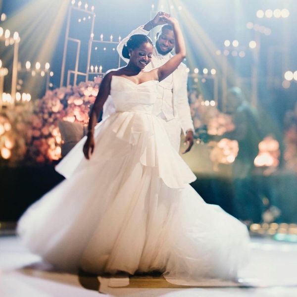 attractive a line satin wedding dresses strapless neck pleated bridal gowns plus size sweep train tulle robe de mariée, White
attractive a line satin wedding dresses strapless neck pleated bridal gowns plus size sweep train tulle robe de mariée, White