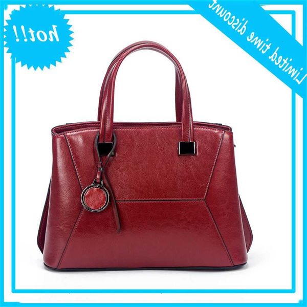 2020 new real splicing women's handbag oil wax leather fashion versatile one shoulder slant span bag
2020 new real splicing women's handbag oil wax leather fashion versatile one shoulder slant span bag