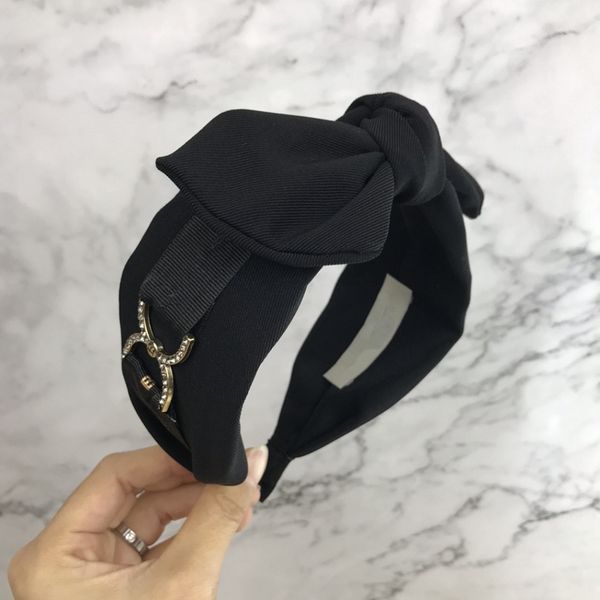 2021 early spring new hair hoop quality fabric fashion temperament bow seiko production suitable for all kinds of occasions
2021 early spring new hair hoop quality fabric fashion temperament bow seiko production suitable for all kinds of occasions