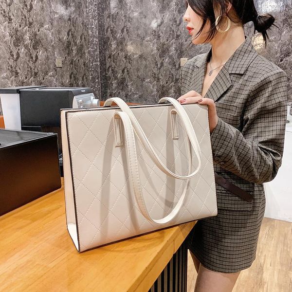 cross body lingge embroidery thread generous bag 2021 large capacity simple lady messenger
cross body lingge embroidery thread generous bag 2021 large capacity simple lady messenger