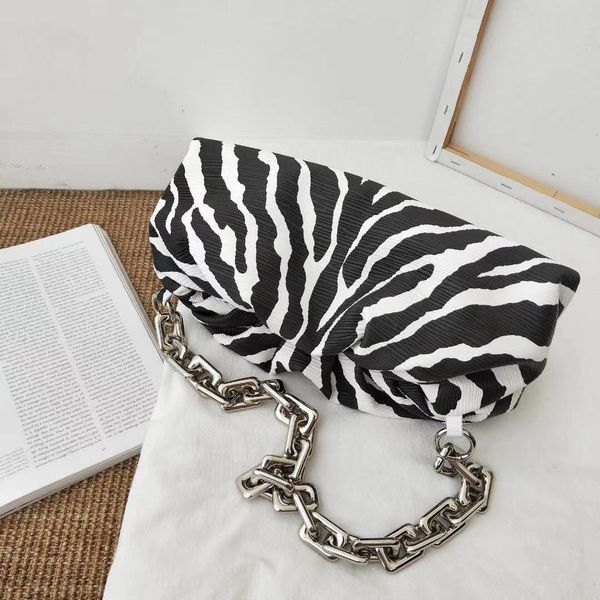new bag series the solid color clouds with thick chains and zebra-print fire have a strong personality giving
new bag series the solid color clouds with thick chains and zebra-print fire have a strong personality giving