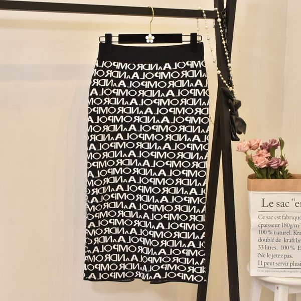2021 new autumn high waist knitted midi chic print stretch vintage women bodycon winter skirt jupe femme saia v6b1, Black
2021 new autumn high waist knitted midi chic print stretch vintage women bodycon winter skirt jupe femme saia v6b1, Black