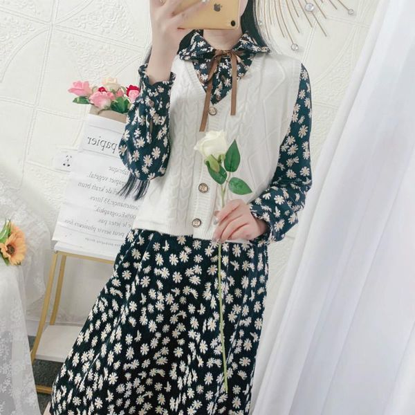 2021 women autumn winter corduroy dress suit lady v-neck knitted vest + floral pleated dress 2 piece set female vintage set e156, Gray
2021 women autumn winter corduroy dress suit lady v-neck knitted vest + floral pleated dress 2 piece set female vintage set e156, Gray