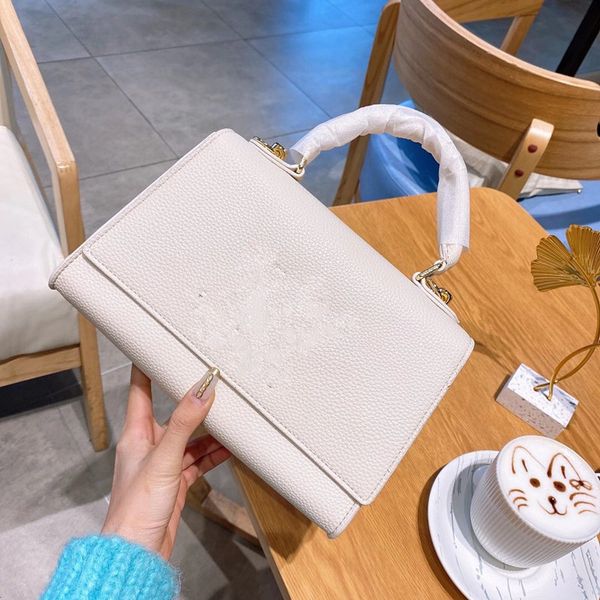 20ss classic handbag women design genuine leather buckle letter button messenger bag detachable shoulder strap messenger bag
20ss classic handbag women design genuine leather buckle letter button messenger bag detachable shoulder strap messenger bag