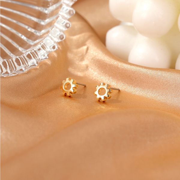 50pairs/lot fashion design mini gear stud earrings hollow out copper charm earring for women gift party gold grey ear jewelry accessories, Golden;silver
50pairs/lot fashion design mini gear stud earrings hollow out copper charm earring for women gift party gold grey ear jewelry accessories, Golden;silver