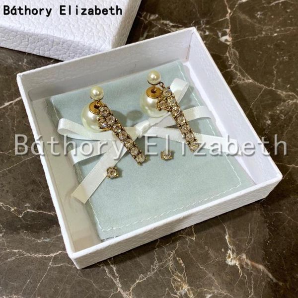 báthory · elizabeth 2021 new fashion women's earrings brass combined with crystal vertical strips,with glazed pearls earrings, Golden;silver
báthory · elizabeth 2021 new fashion women's earrings brass combined with crystal vertical strips,with glazed pearls earrings, Golden;silver