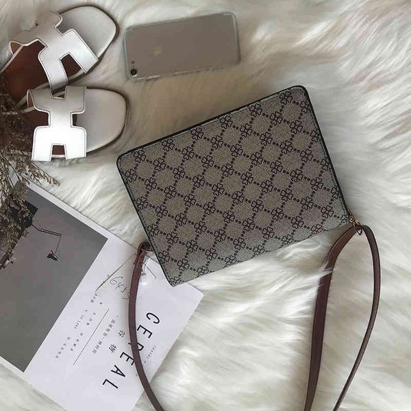 2022 factory wholesale handbag women's old flower material small square leisure fashion versatile one shoulder
2022 factory wholesale handbag women's old flower material small square leisure fashion versatile one shoulder