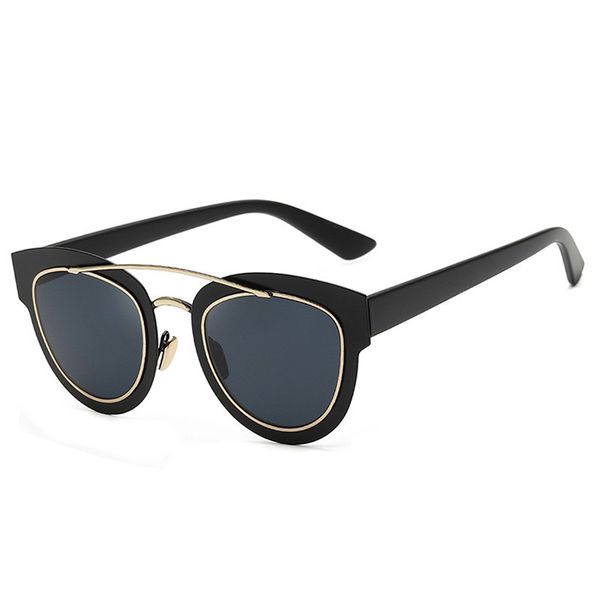 new fashion men's and women's classic sunglasses 1798, White;black 
new fashion men's and women's classic sunglasses 1798, White;black