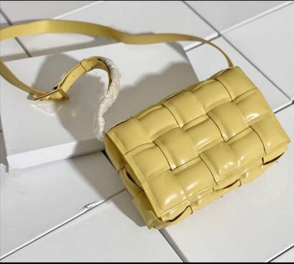 2020 new collection is a stylish, of-the-line handbag designed by women's messenger bag with a casual look in plaid woven leather shoul
2020 new collection is a stylish, of-the-line handbag designed by women's messenger bag with a casual look in plaid woven leather shoul