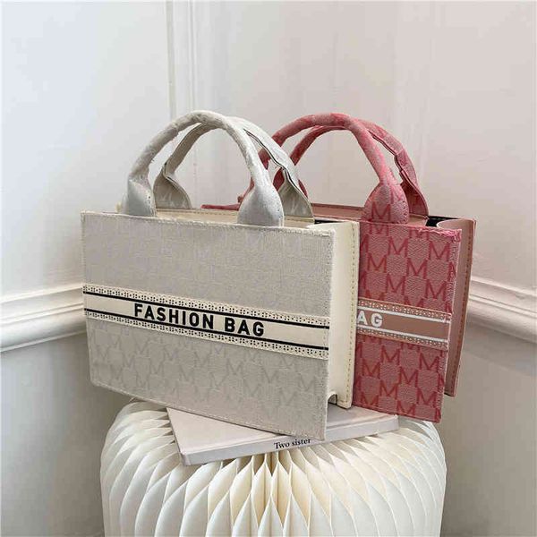 2022 factory wholesale new model alphabet autumn and winter women's simple red texture bag
2022 factory wholesale new model alphabet autumn and winter women's simple red texture bag
