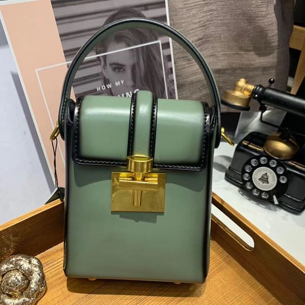 2020 new style leather women's hand-held straddling trend small square hanhbag ladies bag
2020 new style leather women's hand-held straddling trend small square hanhbag ladies bag
