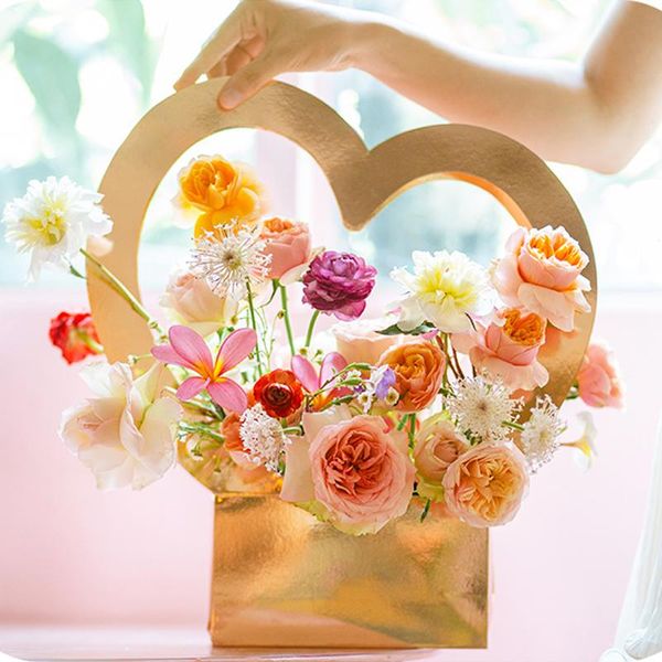 portable flower boxes with heart shape handle colorful handy gifts bags handbags for packing gifts flowers wedding party decor
portable flower boxes with heart shape handle colorful handy gifts bags handbags for packing gifts flowers wedding party decor