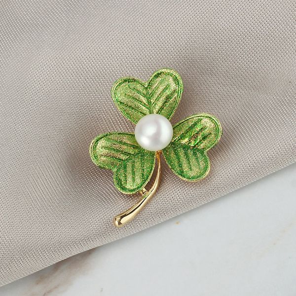 2021 new luxury crystal gold clover brooches women natural pearl rhinestone brooch pins accessories jewelry for wedding party gifts, White;black
2021 new luxury crystal gold clover brooches women natural pearl rhinestone brooch pins accessories jewelry for wedding party gifts, White;black