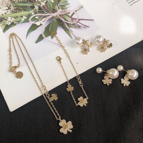 2021 new luxury female designer diamond-studded pearl clover necklace bracelet 925 silver needle pearl earrings, Black
2021 new luxury female designer diamond-studded pearl clover necklace bracelet 925 silver needle pearl earrings, Black