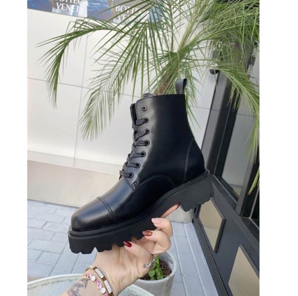 short tube leather martin boots, women's british style, thick bottom and handsome motorcycle boots, letter increased side zipper short, Black
short tube leather martin boots, women's british style, thick bottom and handsome motorcycle boots, letter increased side zipper short, Black