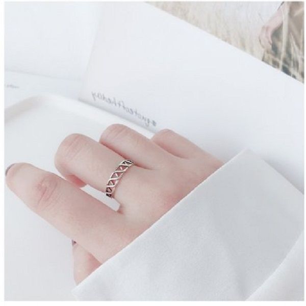 2021 s925 sterling silver woven interwoven hollow ring ring korean version of ins retro personality women's tail ring fashion jewelry
2021 s925 sterling silver woven interwoven hollow ring ring korean version of ins retro personality women's tail ring fashion jewelry