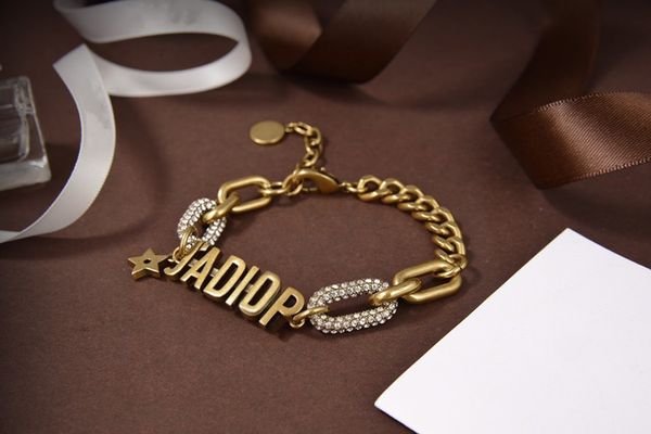 fashion letter higher version retro brass chain bracelet queen for holiday party gift enthusiasts simple atmosphere jewelry with box, White
fashion letter higher version retro brass chain bracelet queen for holiday party gift enthusiasts simple atmosphere jewelry with box, White