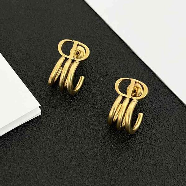 2022 latest factory wholesale letter claw earrings female light luxury minority brass old earrings fashion, Golden
2022 latest factory wholesale letter claw earrings female light luxury minority brass old earrings fashion, Golden