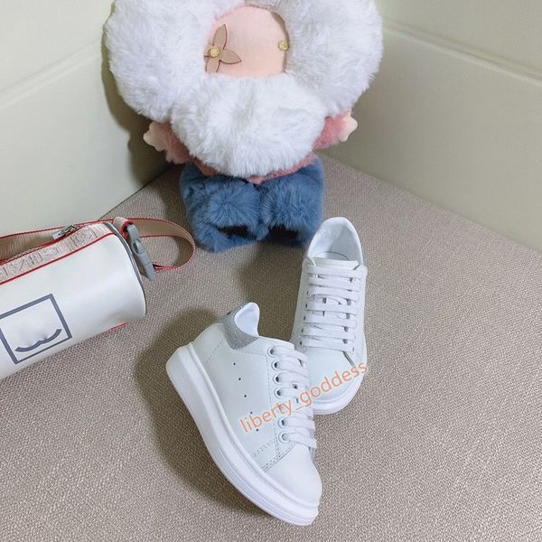 2021 new velvet kids shoes chaussures enfants platform casual shoes childrens leather white sneakers size 26-35 with box, Black;red
2021 new velvet kids shoes chaussures enfants platform casual shoes childrens leather white sneakers size 26-35 with box, Black;red